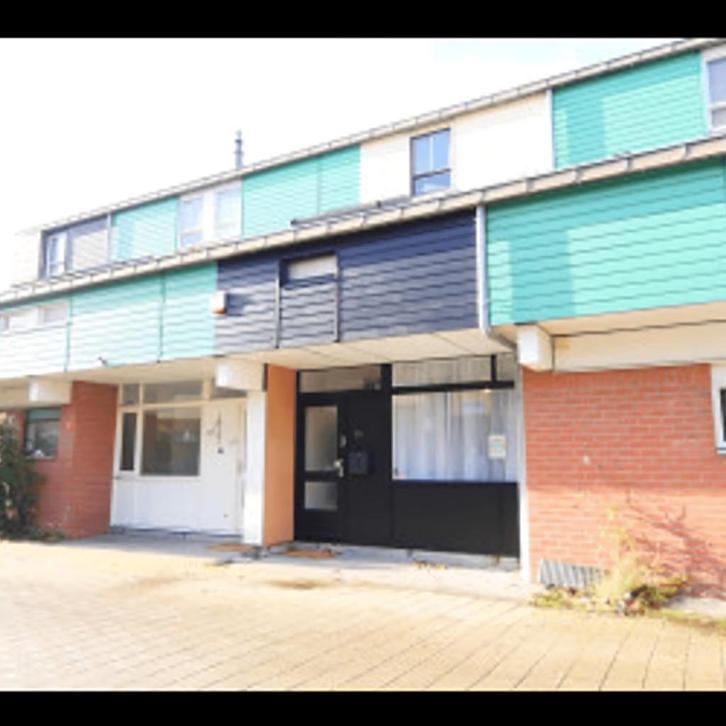 Ruime eengezinswoning met tuin, gestoffeerd en gemeubileerd, Huizen en Kamers, Huizen te koop