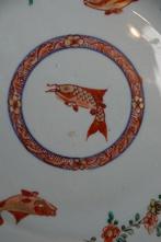 Kangxi, (1662-1722) - Schotel - FIVE LEAPING FISH SURROUNDED, Antiek en Kunst
