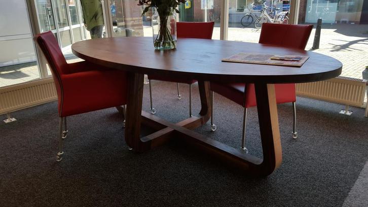 Model Le Quatre exclusieve ovale noten tafel | Webwinkel, Huis en Inrichting, Tafels | Eettafels, 100 tot 150 cm, 200 cm of meer