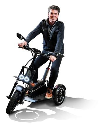 De Joiny. Een scootmobiel, maar tevens een hippe driewieler beschikbaar voor biedingen