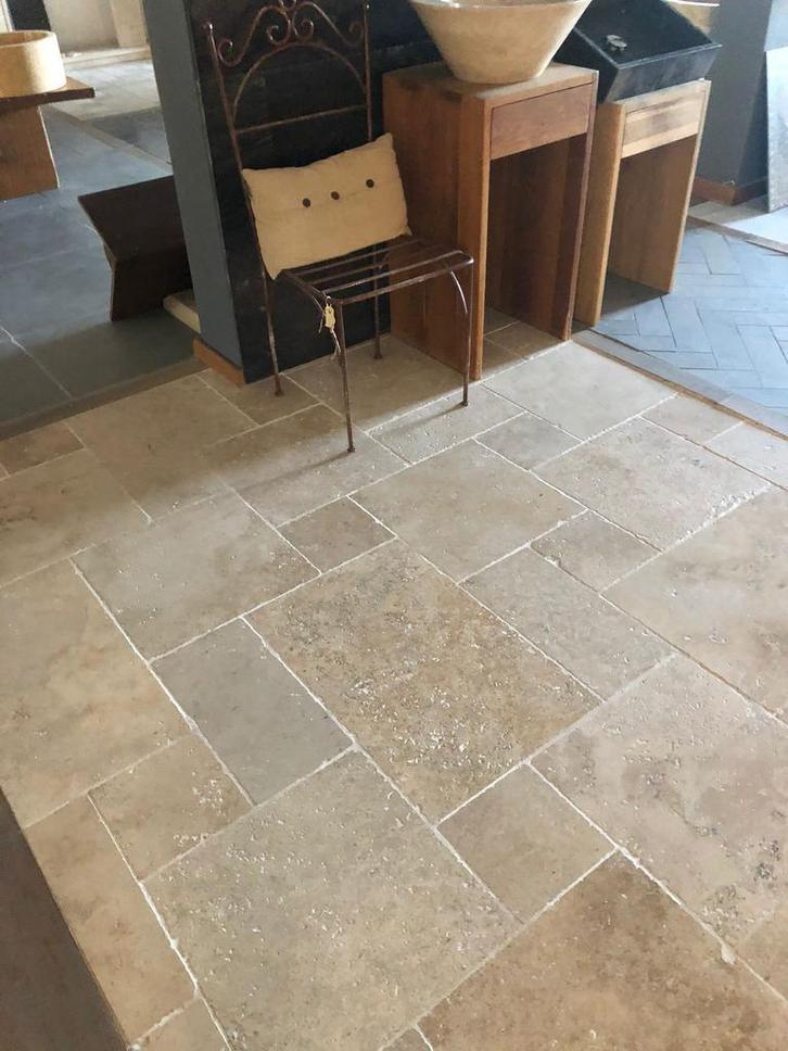 Travertin vloer in Japandi woonstijl, Doe-het-zelf en Verbouw, Vloerdelen en Plavuizen, 30 cm of meer, 50 tot 150 cm, Nieuw, Steen of Klei