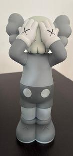 Kaws (1974) - Kaws : Holiday United Kingdom Grey