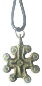 Byzantijns Brons, Hanger met zeldzaam bronzen kruis - 28 mm