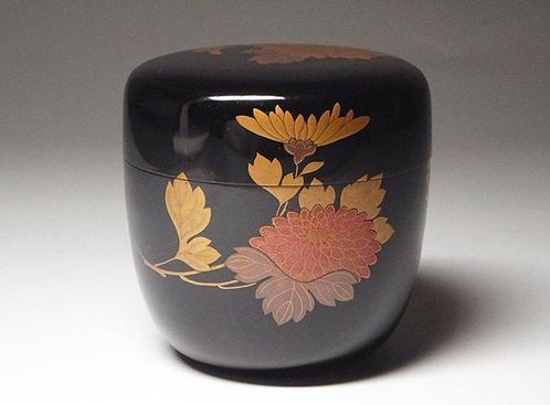 Natsume - Zeer fijne natsume met chrysanthemum-ontwerp,, Antiek en Kunst, Antiek | Overige Antiek