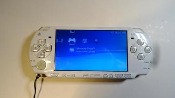 PSP 2000 wit met garantie, hoes, lader en 32GB