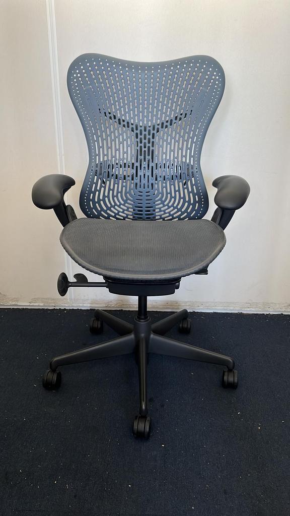 Refurbished Herman Miller Mirra Shadow Blue Fog, Huis en Inrichting, Bureaustoelen, Bureaustoel, Blauw, Zo goed als nieuw, Ergonomisch