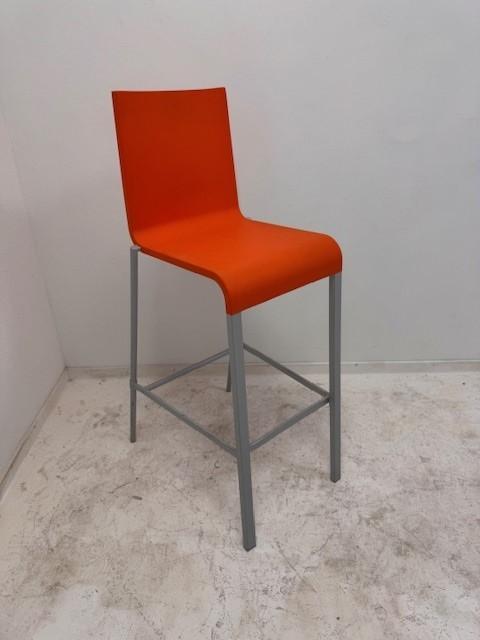 Gebruikte Vitra .03 High stool kruk oranje en zwart, Zakelijke goederen, Kantoor en Winkelinrichting | Kantoormeubilair en Inrichting