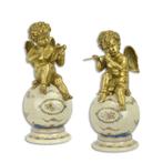 A PAIR OF BRONZE PUTTI ON PORCELAIN BALL (Interieur), Verzenden