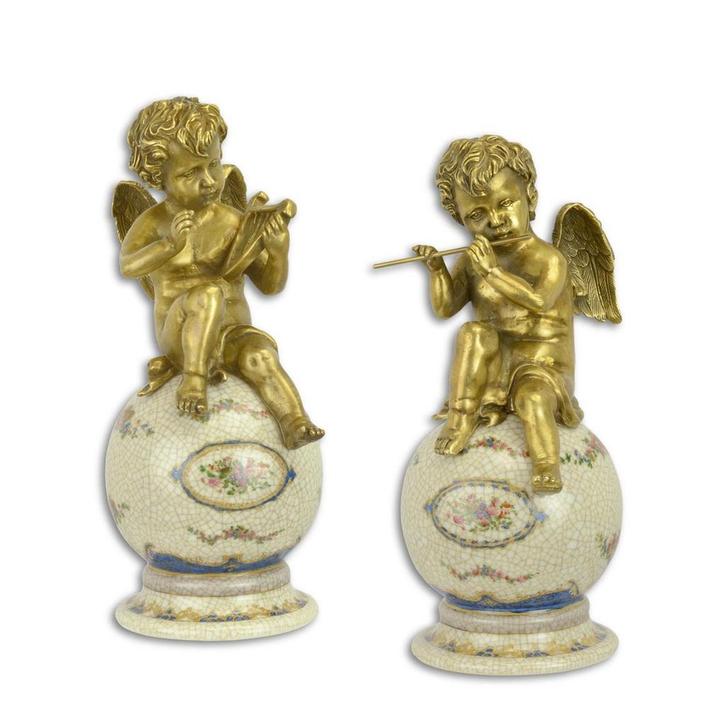 A PAIR OF BRONZE PUTTI ON PORCELAIN BALL (Interieur), Antiek en Kunst, Kunst | Beelden en Houtsnijwerken, Verzenden