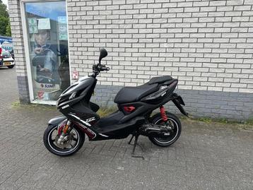 DIKKE YAMAHA AEROX R 45KM BROM 2-TAKT MAT BLACK BJ2015 6000K beschikbaar voor biedingen