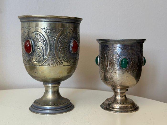 Paar wijnglazen/bekers met cabochons. (2) - Antiek - Metaal,, Antiek en Kunst, Antiek | Boeken en Bijbels