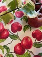 Heerlijk tafelkleed in country chic stijl met appels. -