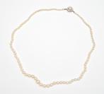 Een parelcollier met bi-color gouden sluiting., Gebruikt