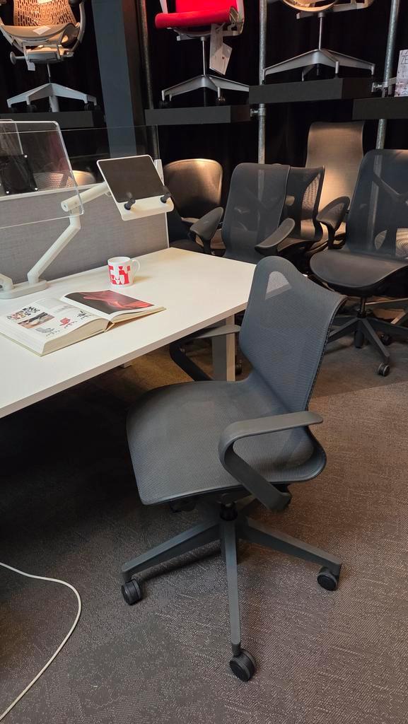 Herman Miller Cosm /lage rug/vaste arm * magazijnopruiming *, Huis en Inrichting, Bureaustoelen, Ergonomisch, Grijs, Nieuw, Bureaustoel