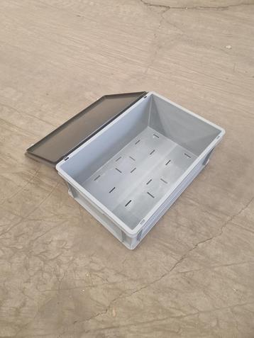 Kunststof stapelbak 60x40x22cm met deksel, grijs, PP, beschikbaar voor biedingen