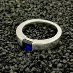 Zilveren ring met synthetische blauwe edelsteen (fantasie), Sieraden, Tassen en Uiterlijk, Ringen, Gebruikt, Overige kleuren, 19 tot 20