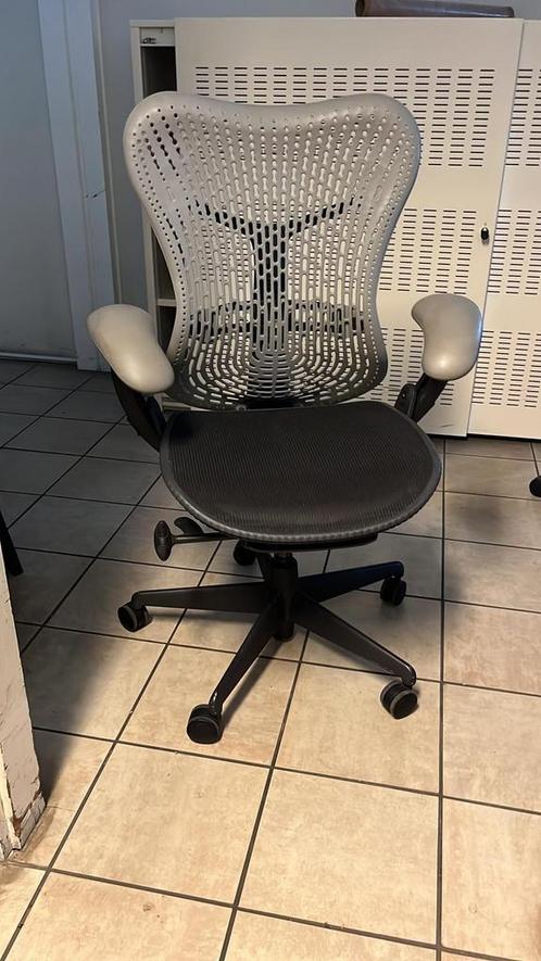 Herman Miller Mirra Bureaustoel - Lichtgrijs, Huis en Inrichting, Bureaustoelen, Bureaustoel, Grijs, Zo goed als nieuw, Ergonomisch