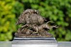Beeld, dogs attack bear - 18 cm - bronze marble, Antiek en Kunst
