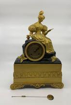 Pendule -   Gepatineerd brons, Verguld brons - rond 1840, Antiek en Kunst, Antiek | Klokken