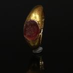 Oud-Romeins Goud Ring met rode carneool edelsteen met, Verzamelen