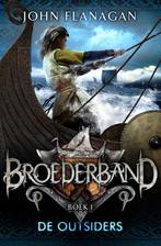 De outsiders / Broederband / 1 9789025755409 John Flanagan, Boeken, Kinderboeken | Jeugd | 10 tot 12 jaar, Verzenden, Gelezen