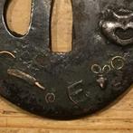IJzeren tsuba met afbeelding van schrijfgerei - IJzer -, Antiek en Kunst