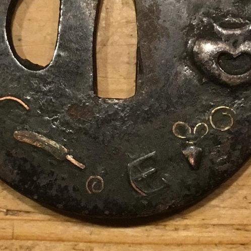 IJzeren tsuba met afbeelding van schrijfgerei - IJzer -, Antiek en Kunst, Antiek | Overige Antiek