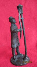 Beeldje - Twee bronzen figuren: man met lantaarn en