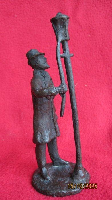 Beeldje - Twee bronzen figuren: man met lantaarn en, Antiek en Kunst, Curiosa en Brocante