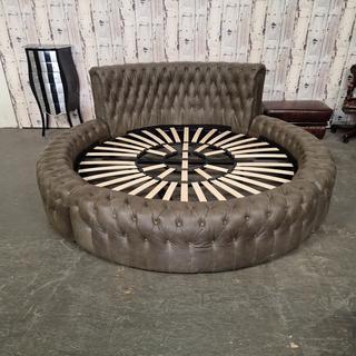 Bed Chesterfield, Rond , bruin beschikbaar voor biedingen