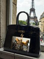 Art Stray-Nos - “ Héritage sous vitrine , Birkin illuminé .