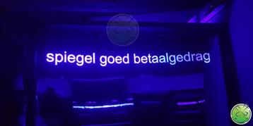 Lachspiegels met tekst beschikbaar voor biedingen