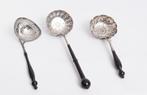 Three Dutch silver sugar sifters with wooden handle, Antiek en Kunst, Antiek | Goud en Zilver, Zilver, Ophalen