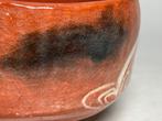 Red Raku “Genji-Guruma” Tea Bowl by Sasaki Shoraku — Elegant, Antiek en Kunst