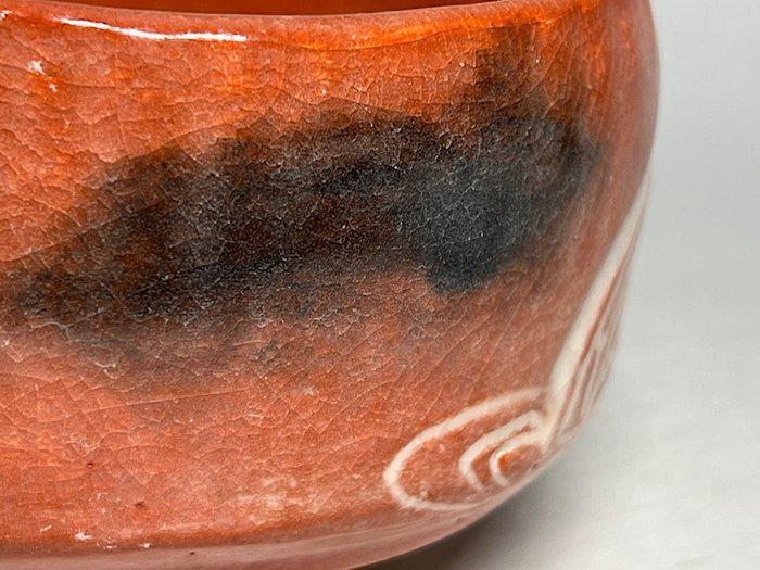 Red Raku “Genji-Guruma” Tea Bowl by Sasaki Shoraku — Elegant, Antiek en Kunst, Antiek | Overige Antiek