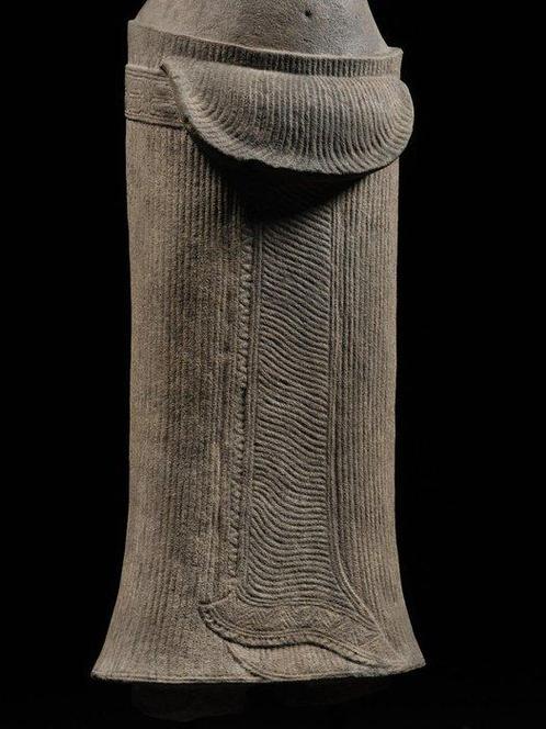 Angkor Wat, Angkor-periode Grote zandstenen torso van een, Verzamelen, Mineralen en Fossielen