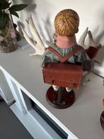 Beeldje - Jongen met schooltas en kegel - Hout, Leder,