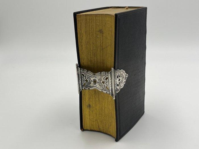 bijbel met zilveren slot - 1874, Antiek en Kunst, Antiek | Goud en Zilver