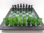 Jeu déchecs en verre jade et onyx noir avec échiquier cases