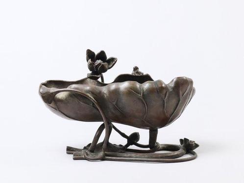 Lotus Leaf Vase – Frog & Flower Motif – Perfect for Ikebana, Antiek en Kunst, Antiek | Overige Antiek