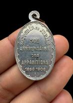 Esoterisch en geheimzinnig gotische medaille van wit metaal,