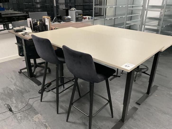 Online veiling: Bureau met 2 Barkrukken 160 x 97 x 80 cm, Huis en Inrichting, Bureaus, Gebruikt