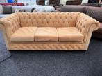 Chesterfield Maarssen showmod Suede 3-Zits Chesterfield Bank, Huis en Inrichting, Banken | Bankstellen, Ophalen, CHESTERFIELD