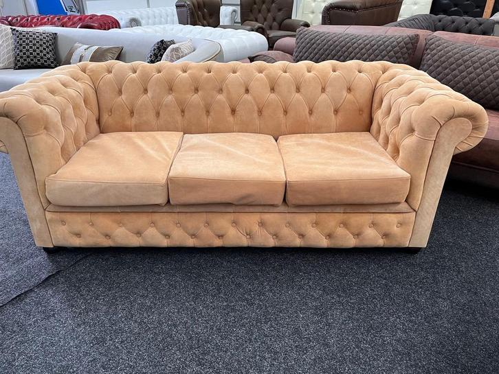 Chesterfield Maarssen showmod Suede 3-Zits Chesterfield Bank, Huis en Inrichting, Banken | Bankstellen, Rechte bank, Zo goed als nieuw