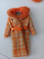 Mattel - Barbiepop Mod Barbie mit orangefarbenem Mantel und