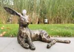 Beeldje - Chillende haas - Brons, Antiek en Kunst