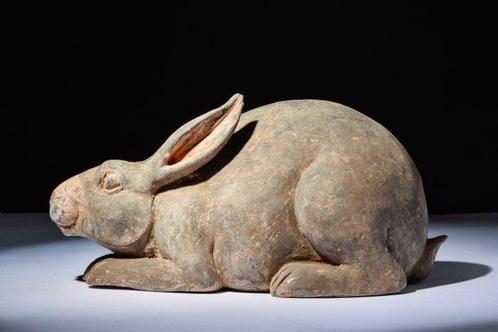 Oud-Chinees, Han-dynastie aardewerk konijnenfiguur - met, Antiek en Kunst, Antiek | Overige Antiek