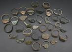 (Late) Medieval period: large interesting lot with 35 (late), Sieraden, Tassen en Uiterlijk