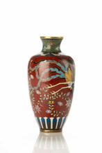Vaas - Emaille, Een cloisonné vaas met een donkerrode