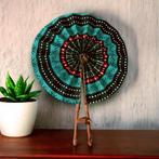 Afrikaanse handwaaier - Ankara print waaier - Akosua - Turqu, Huis en Inrichting, Woonaccessoires | Wanddecoraties, Ophalen of Verzenden